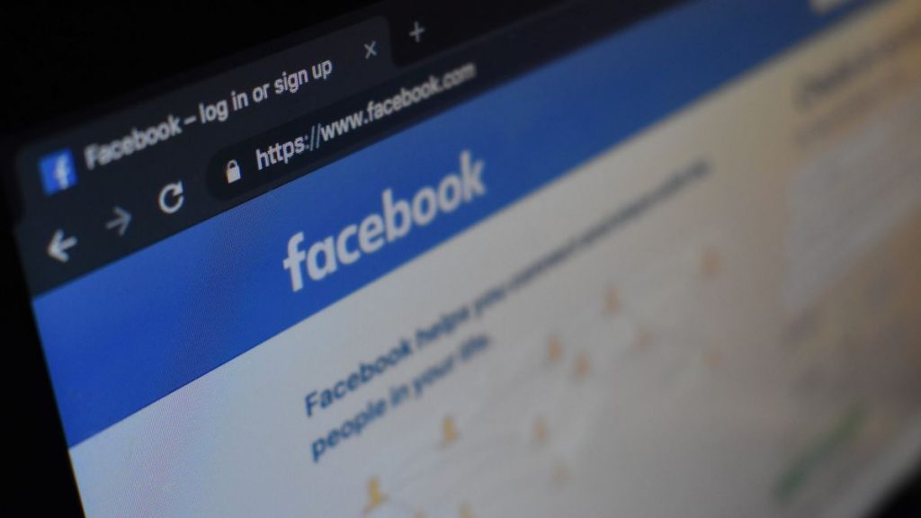 فيس بوك تقاضي شركة حجز أسماء النطاقات Namecheap